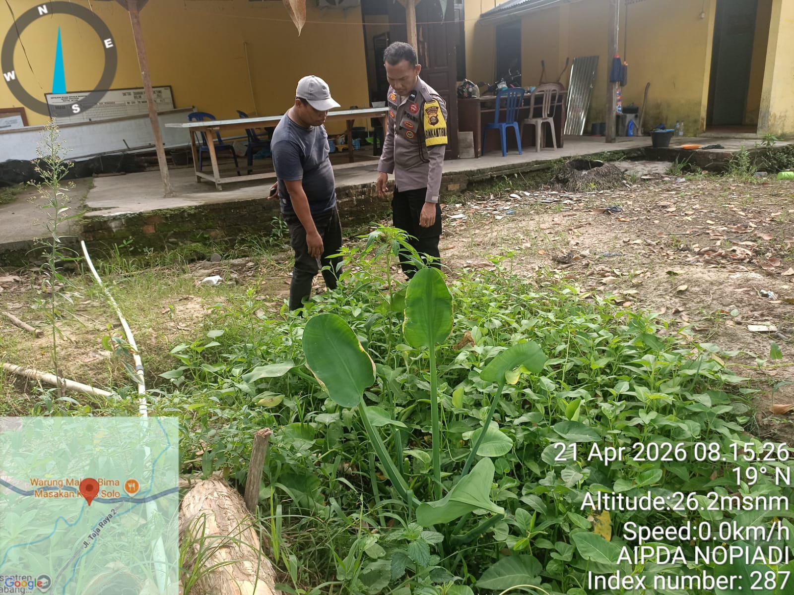 Dukung Ketahanan Pangan Nasional, Bhabinkamtibmas Polsek Betung Ajak Warga Desa Air Senggeris Manfaatkan Pekarangan