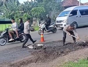 Antisipasi Laka Lantas, Kapolsek Betung Turun Langsung Tambal Jalan Berlubang di Jalur Lintas Palembang-Betung