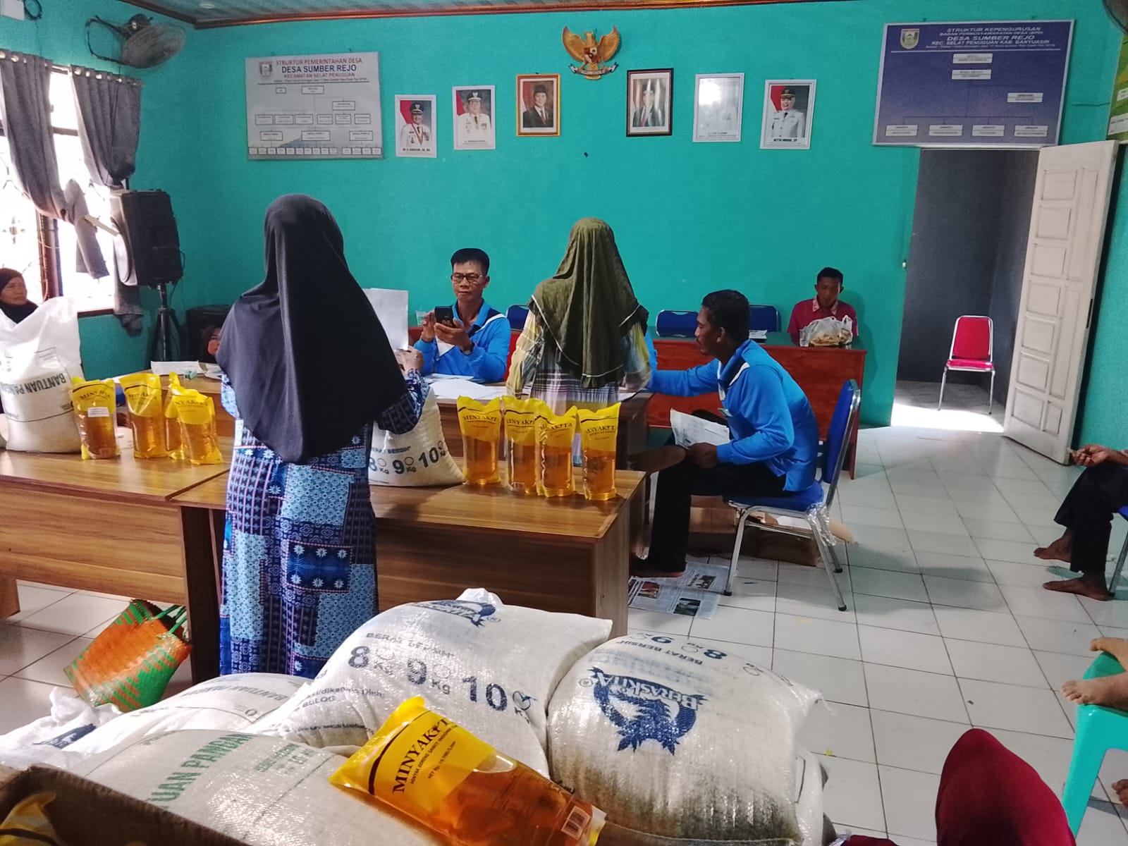 Kades Suparno Salurkan Bantuan Beras dan Minyak Sayur untuk 238 KPM Desa Sumber Rejo