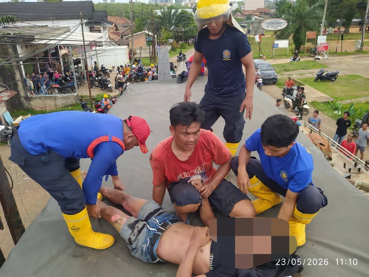 Diduga Abaikan K3, Pekerja Kabel WiFi di Betung Tersengat Listrik hingga Dievakuasi Damkar