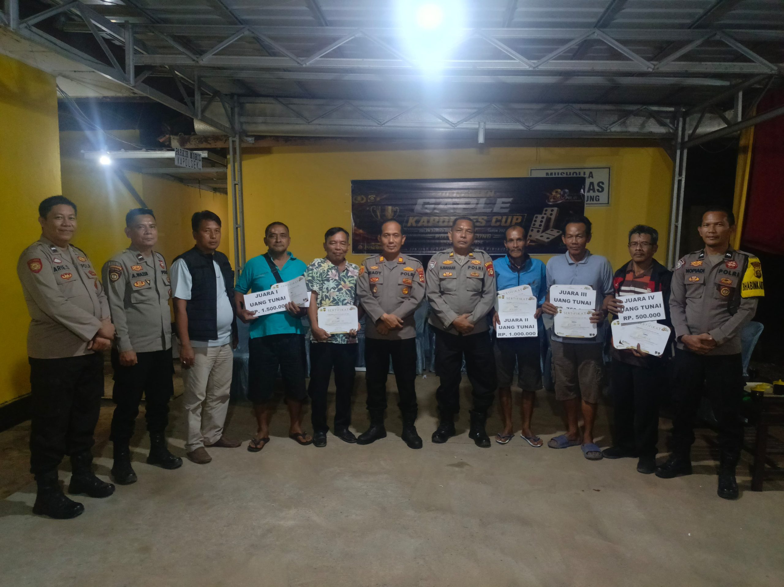 Semarak Penutupan Turnamen Gaple Kapolres Banyuasin Cup di Mako Polsek Betung Berlangsung Sukses