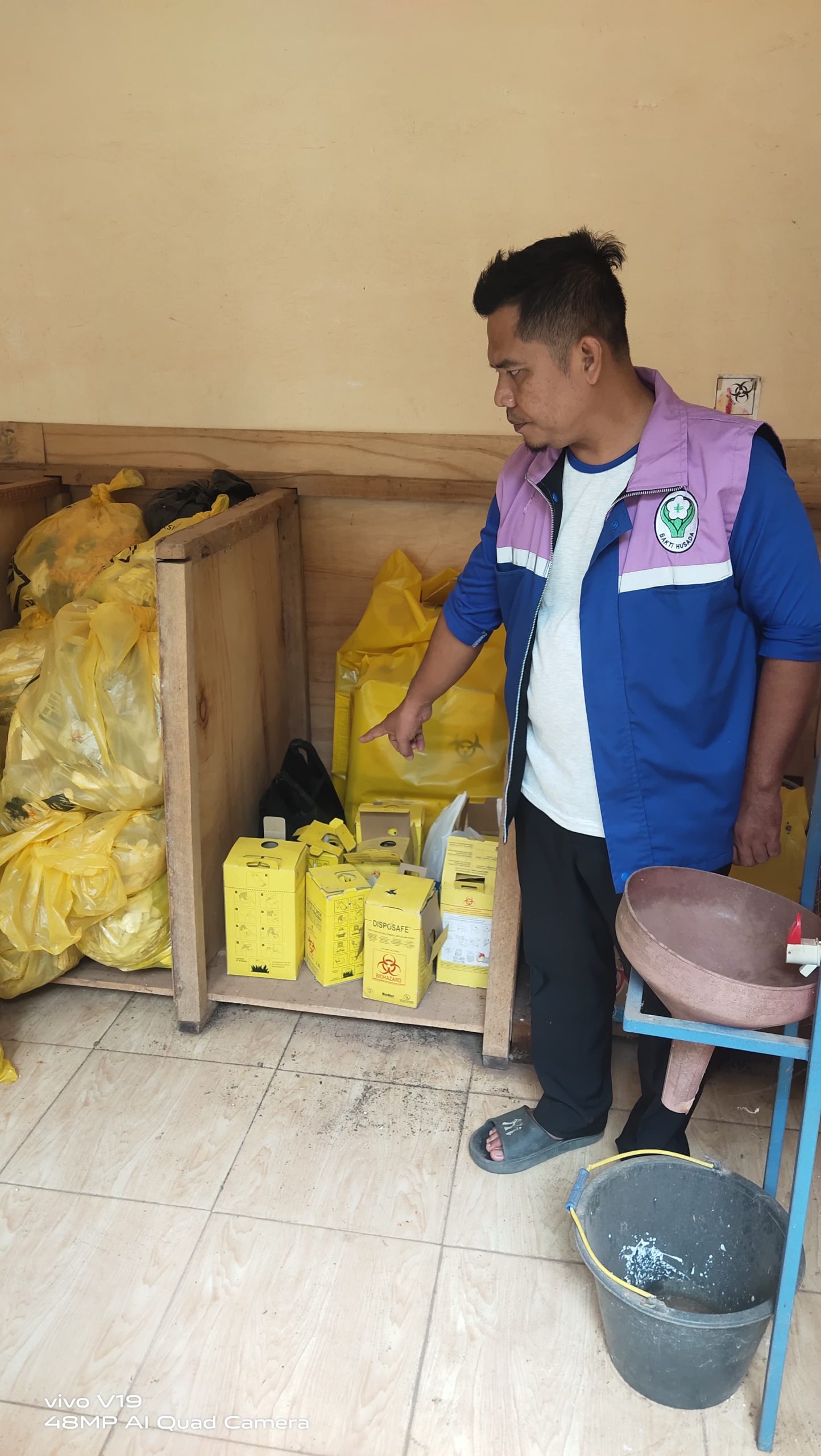 Klarifikasi Temuan Limbah Medis di Simpang Kapuk, UPT Puskesmas Betung Kota Tunjukkan TPSLB3 yang Sesuai Aturan