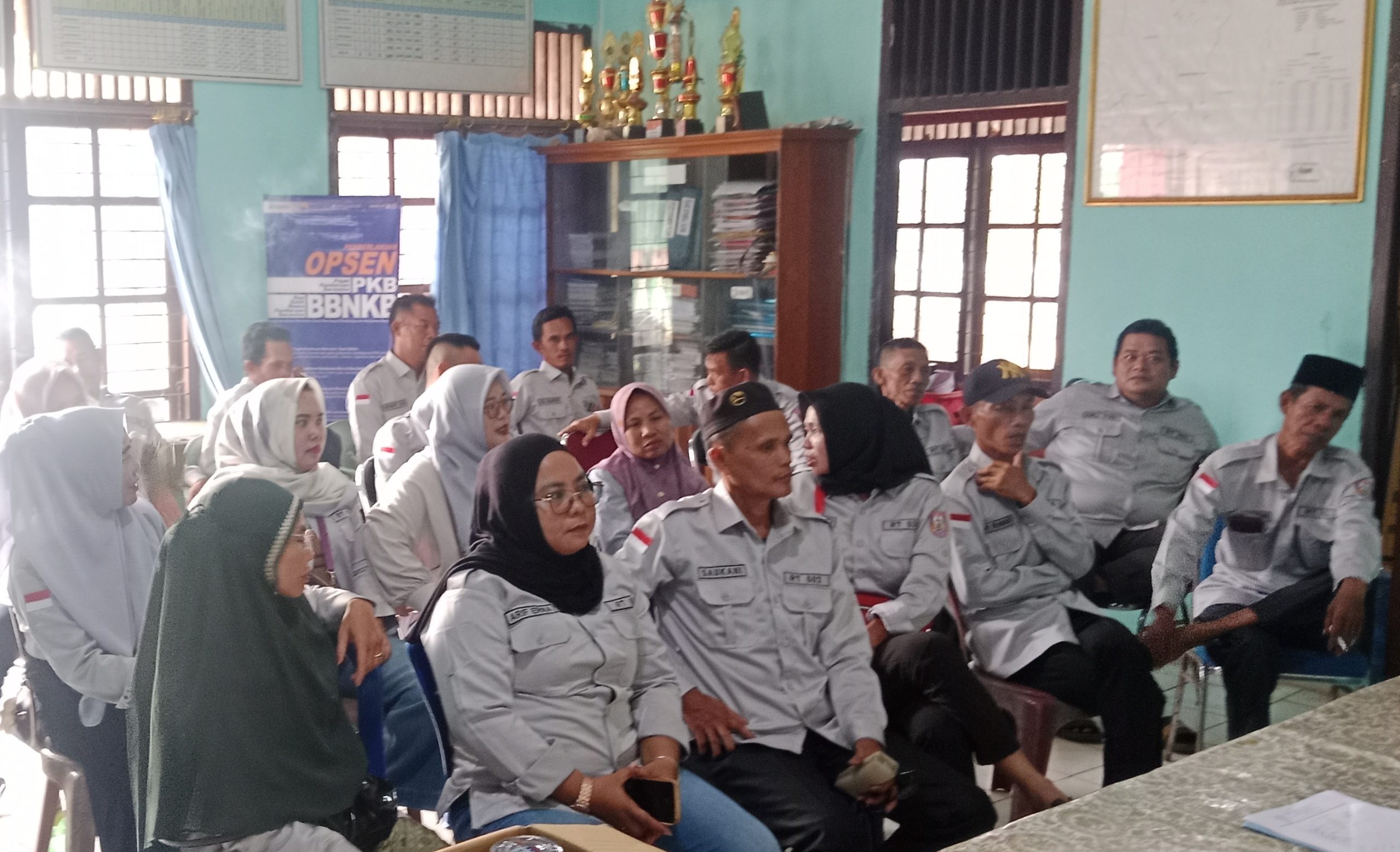 Pererat Silaturahmi, Perangkat RT/RW Kelurahan Rimba Asam Gelar Arisan Bulanan Bersamaan Pembagian Insentif