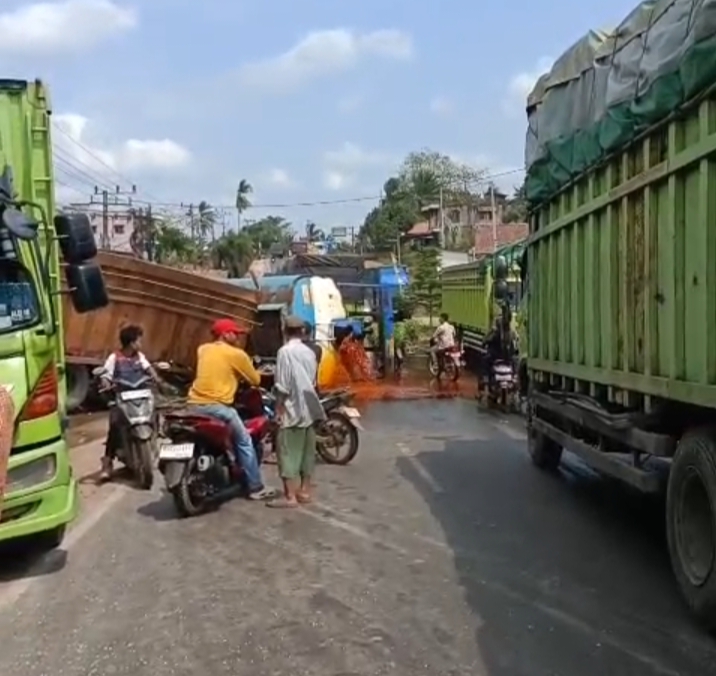 Truk Tangki Muatan CPO Terguling di Jalintim Banyuasin, Ribuan Liter Minyak Tumpah dan Picu Kemacetan Panjang