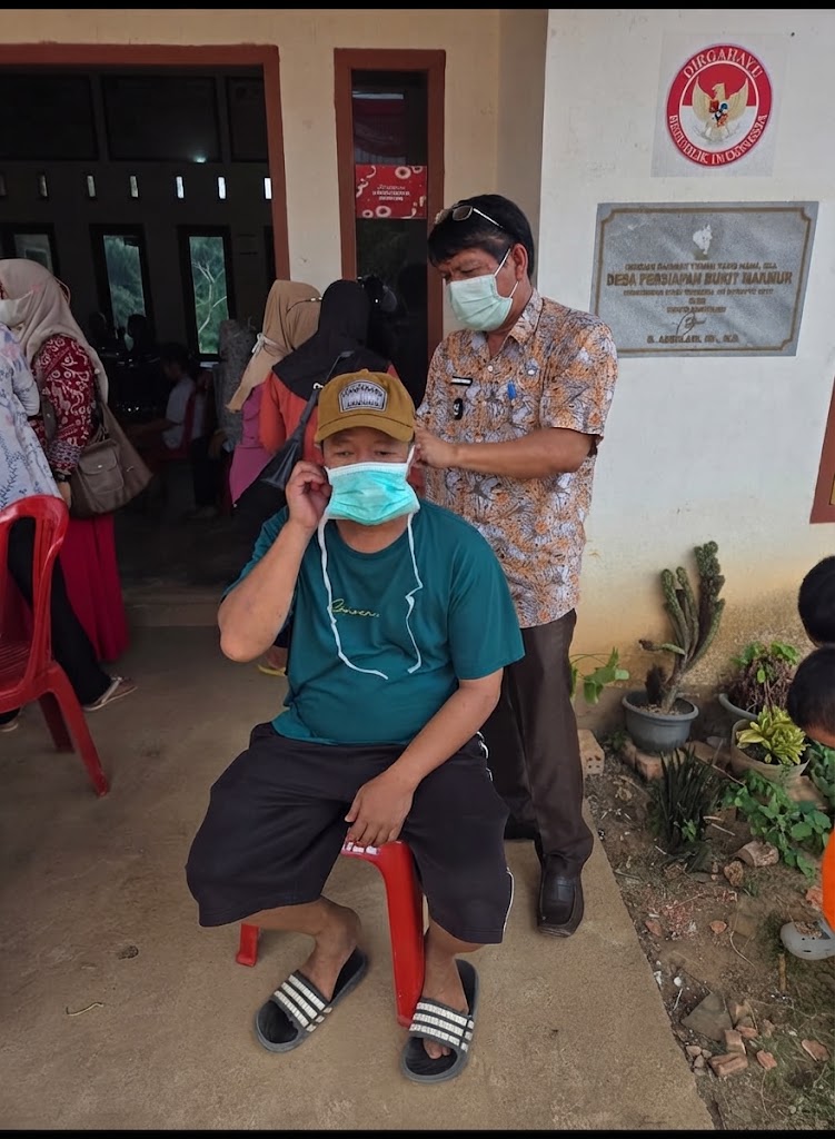 Aksi Peduli Kesehatan di Musim Kemarau, Plt Kades Bukit Makmur Rahmad Juliansyah Bagikan Masker Bersama Dinkes Banyuasin