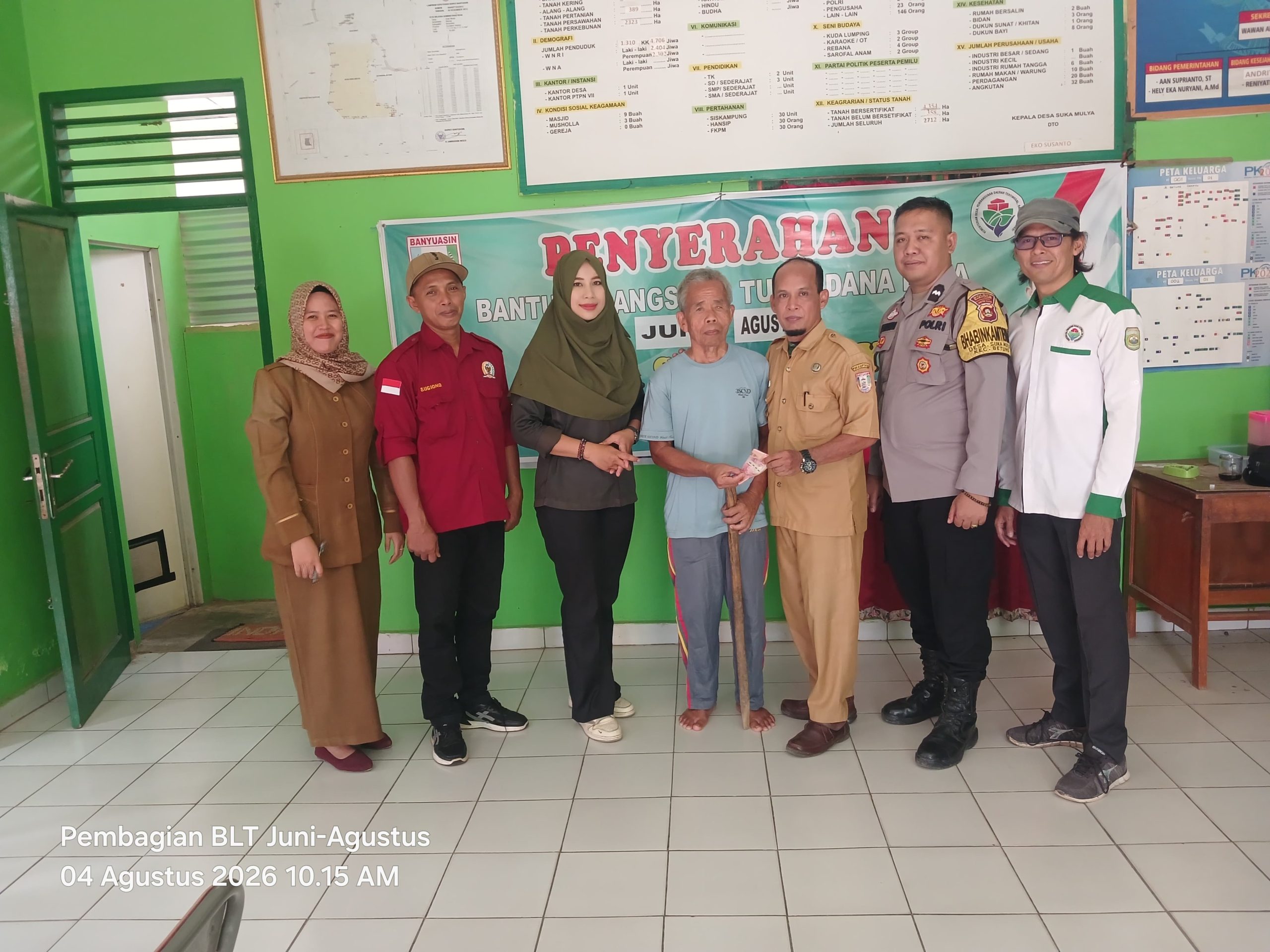 10 Keluarga Penerima Manfaat di Desa Suka Mulya Banyuasin Terima Penyaluran BLT-DD Tahap Kedua