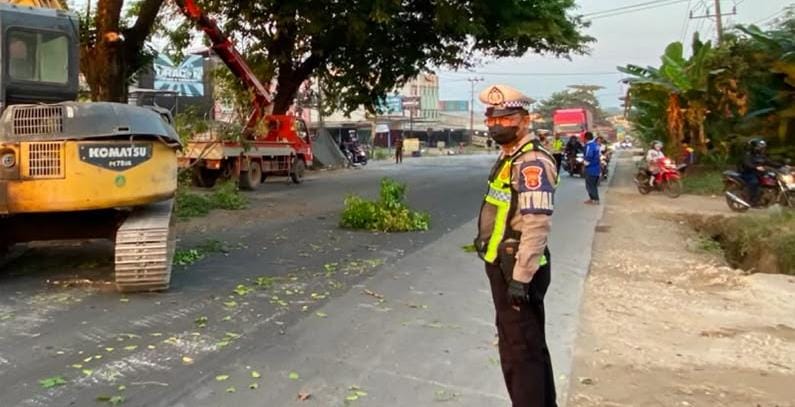 Satlantas Polres Banyuasin Gelar Strong Point Sore dan Patroli Hunting demi Kelancaran Lalu Lintas