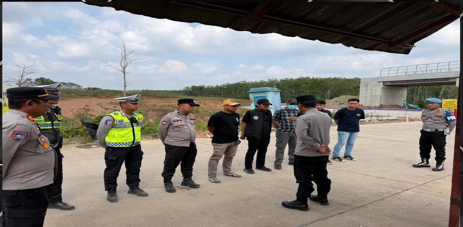 Personel SOC Shift B Polres Banyuasin Gelar Pengaturan Lalu Lintas di Simpang Pintu Tol Pulau Rimau