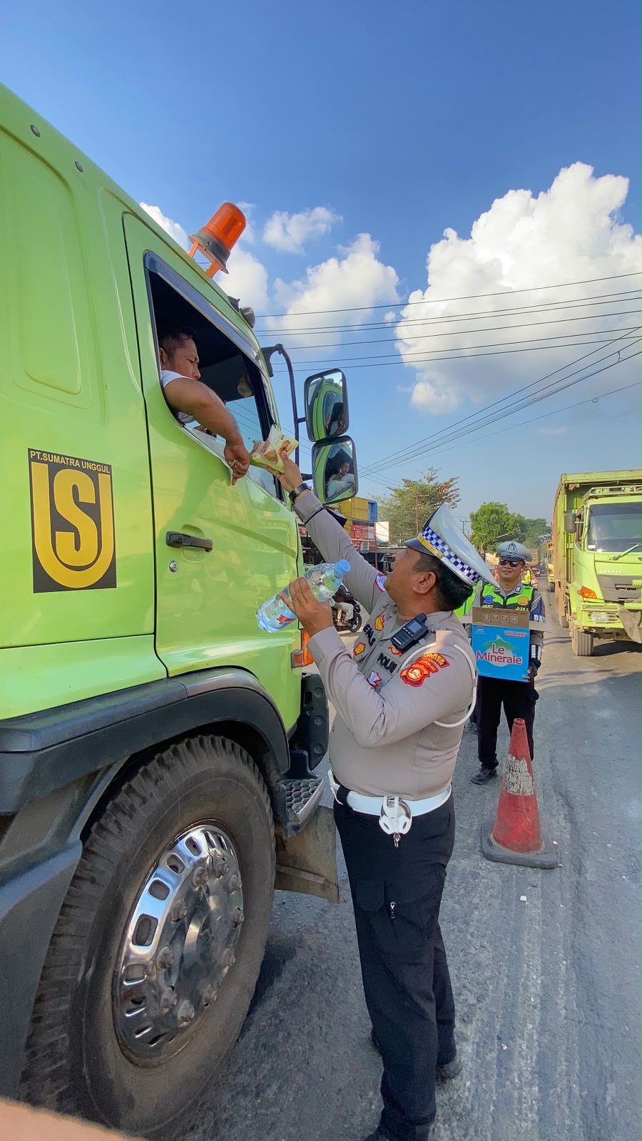 Aksi Humanis Satlantas Polres Banyuasin: Bagikan Makanan di Tengah Kepadatan Jalintim Palembang–Betung