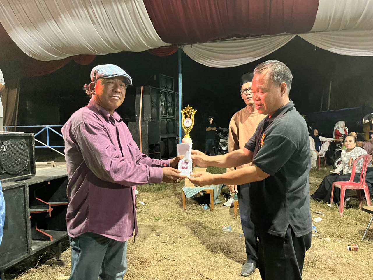 Repli Sabet Juara 1 Lomba Karaoke HUT RI ke-81 di Kelurahan Rimba Asam, Meriahkan Perayaan Kemerdekaan dengan Penuh Semangat