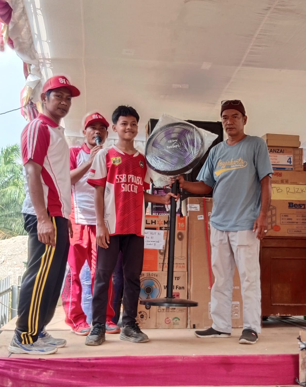 Bengkel Mobil Helmi Turut Sukseskan HUT RI ke-81 di Desa Persiapan Bukit Makmur Betung: Hadirkan Doorprize Spesial untuk Warga