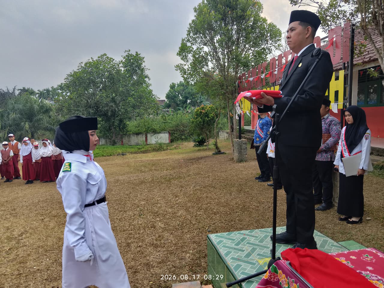 Peringati HUT RI ke-81: Kades Biyuku Pandi Hardiansyah Bertindak Sebagai Inspektur Upacara di Halaman SDN 10 Suak Tapeh