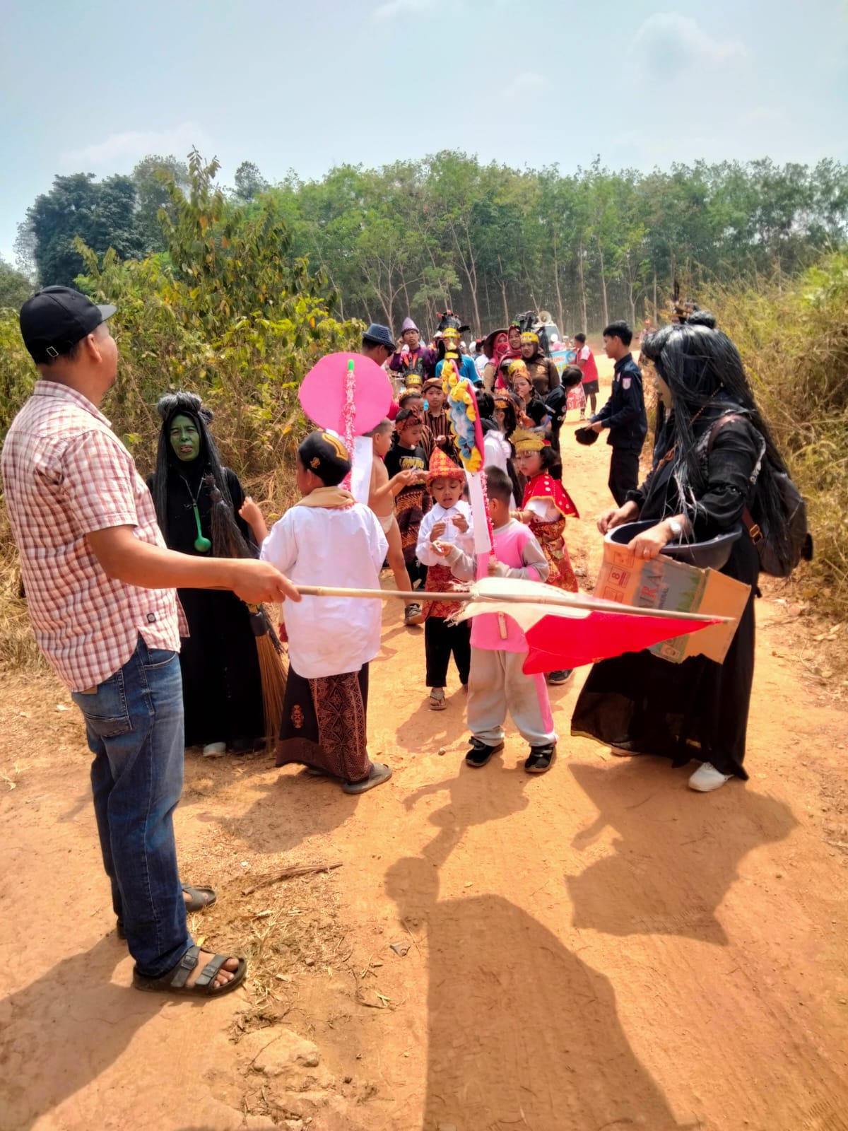 Kades Taja Indah Rahmad Saleh Gelar Karnaval Meriahkan HUT RI ke-81, Ratusan Warga Antusias Tumpah Ruah
