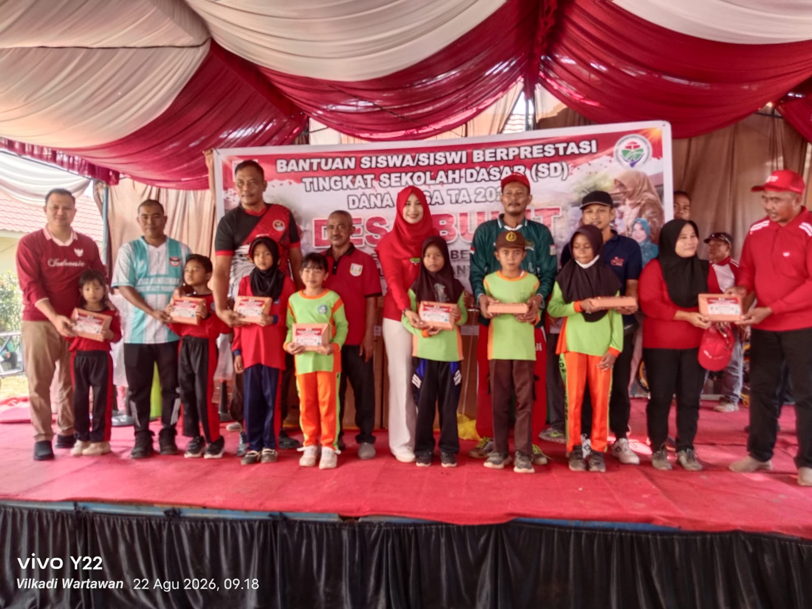 Semarak HUT RI ke-81 di Desa Bukit: Kades Ivan Juniarsyah dan Anggota DPRD Abdur Rosyid Serahkan Cinderamata untuk 47 Siswa Berprestasi