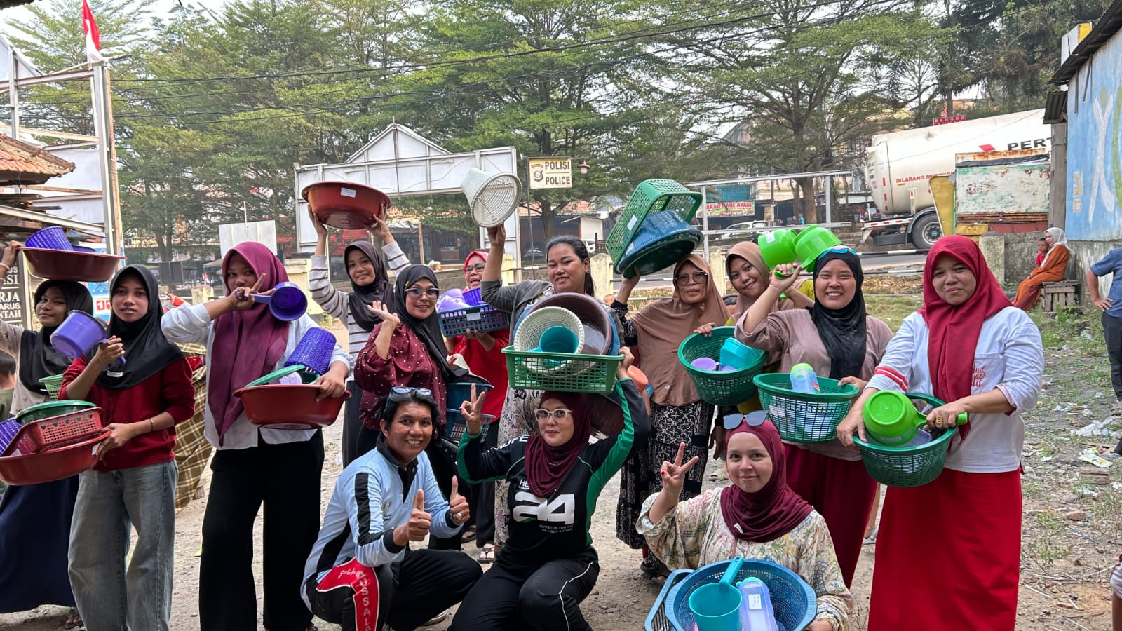 Semarak HUT RI ke-81: H.Alan Putra Negara dan Revi Sartika Gelar Lomba Unik untuk Ibu-Ibu di RT 04 Kelurahan Betung