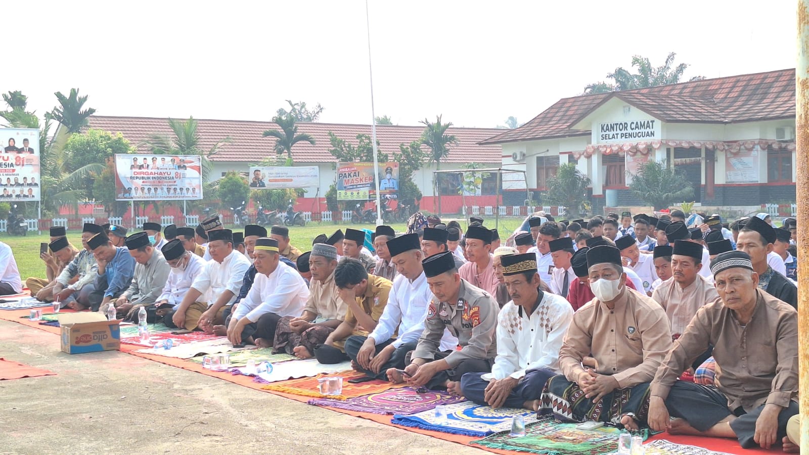 Warga Selat Penuguan Padati Lapangan Asdin Gelar Sholat Istisqo Minta Hujan