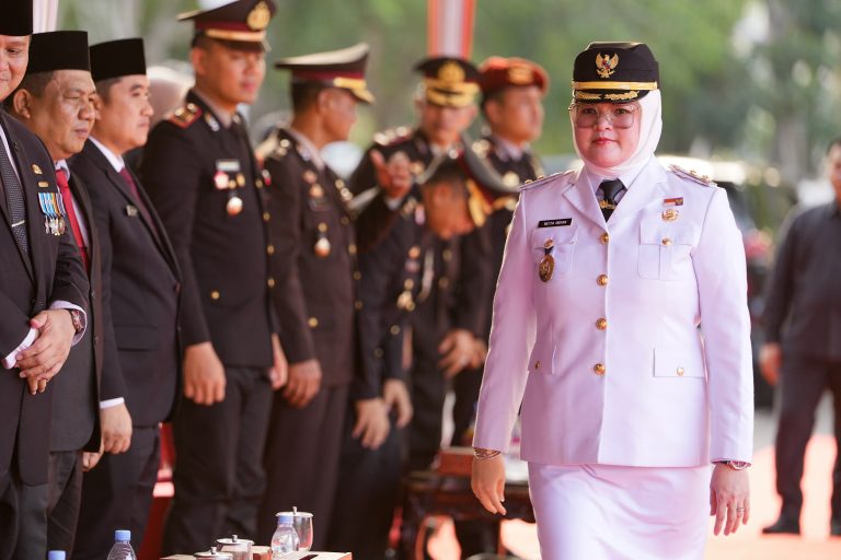 Wakil Bupati Banyuasin Ir. Netta Indian Pimpin Upacara Penurunan Bendera HUT ke-81 RI