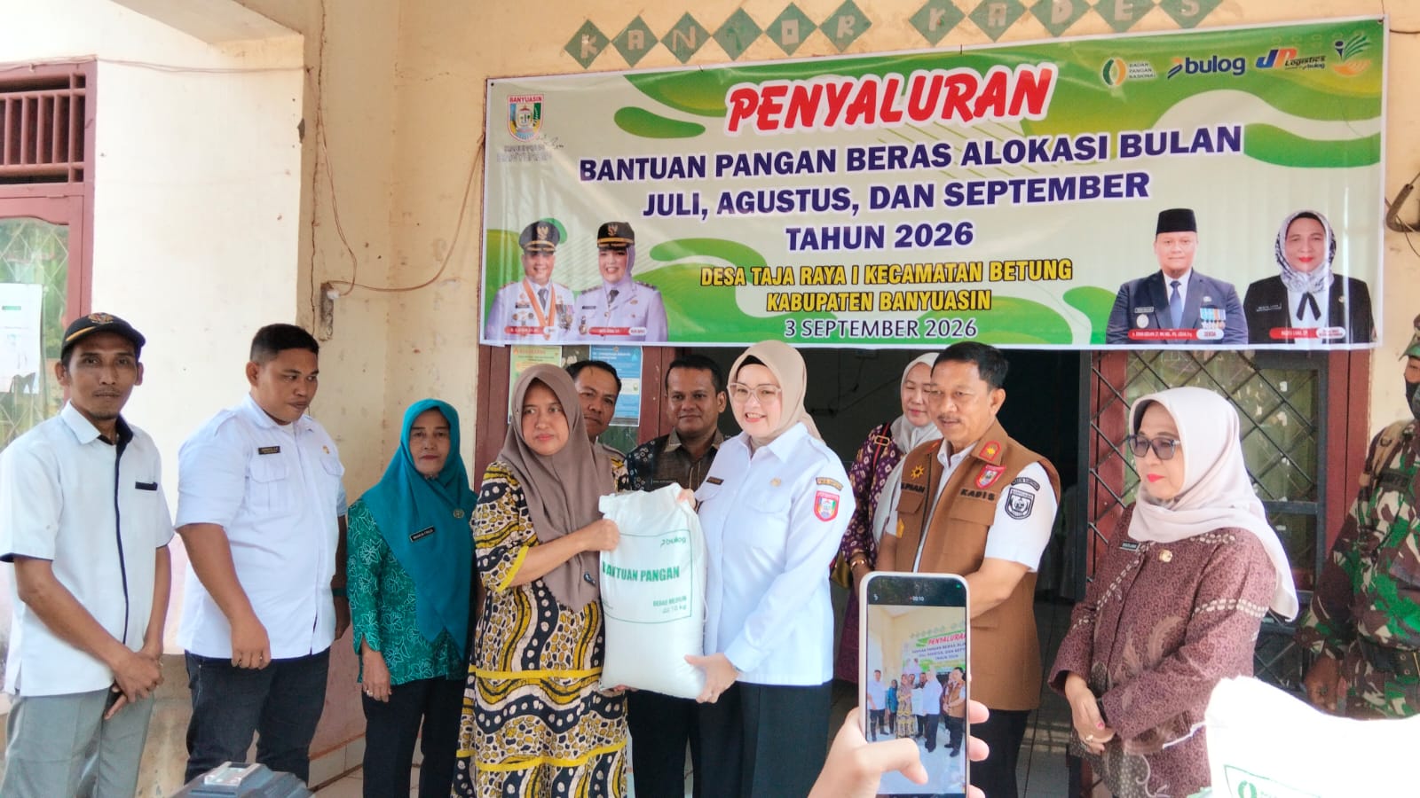 Wabup Netta Indian Salurkan Bantuan Pangan Beras untuk Tiga Bulan Sekaligus di Kecamatan Betung