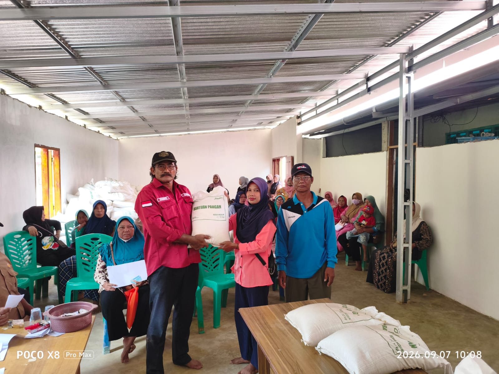 Pemerintah Desa Sumber Rejo Salurkan Bantuan Pangan Beras untuk 277 KPM