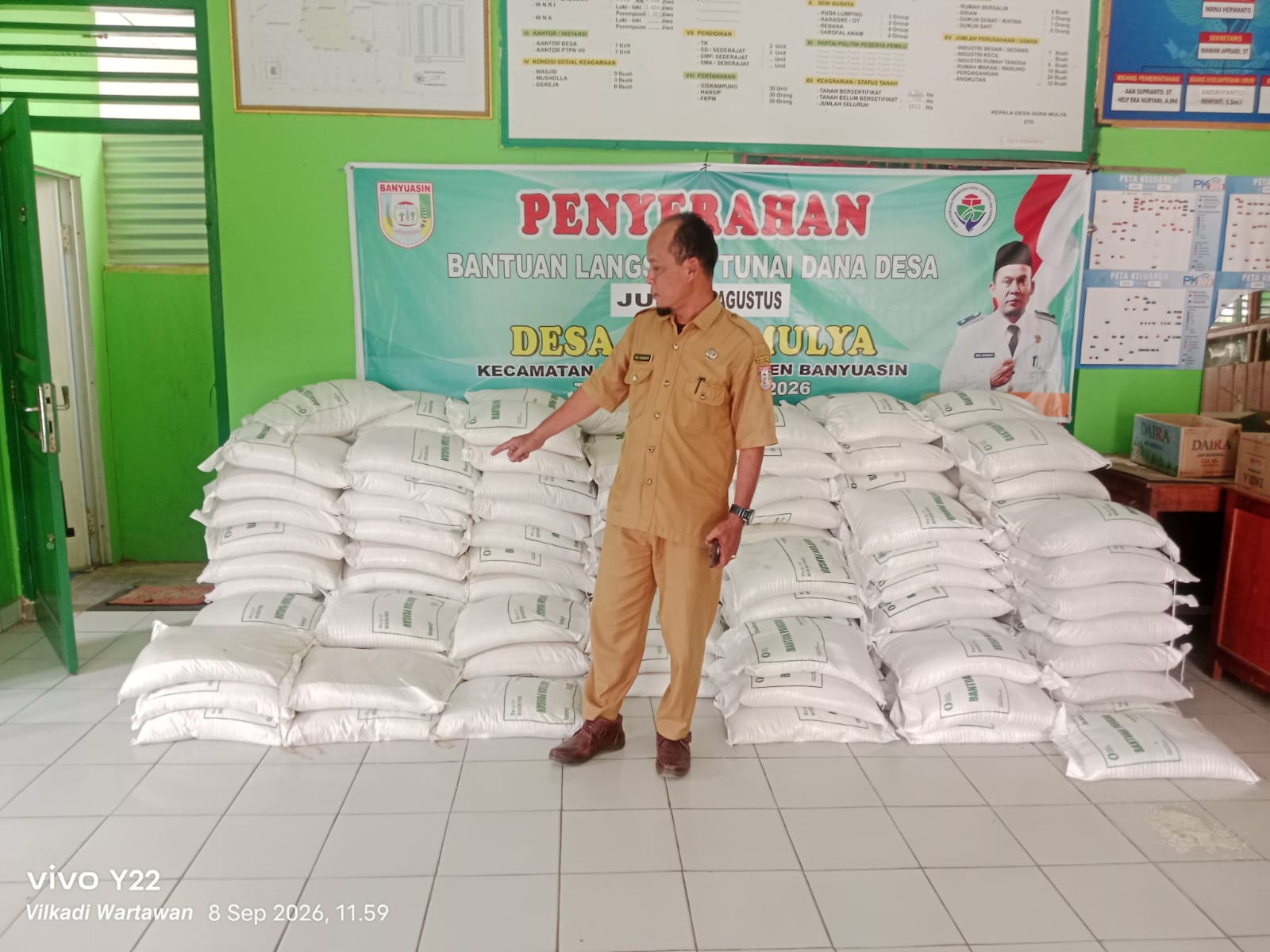 Komitmen Ringankan Beban Warga, Kades Eko Susanto Bagikan Bantuan Pangan untuk 246 Keluarga