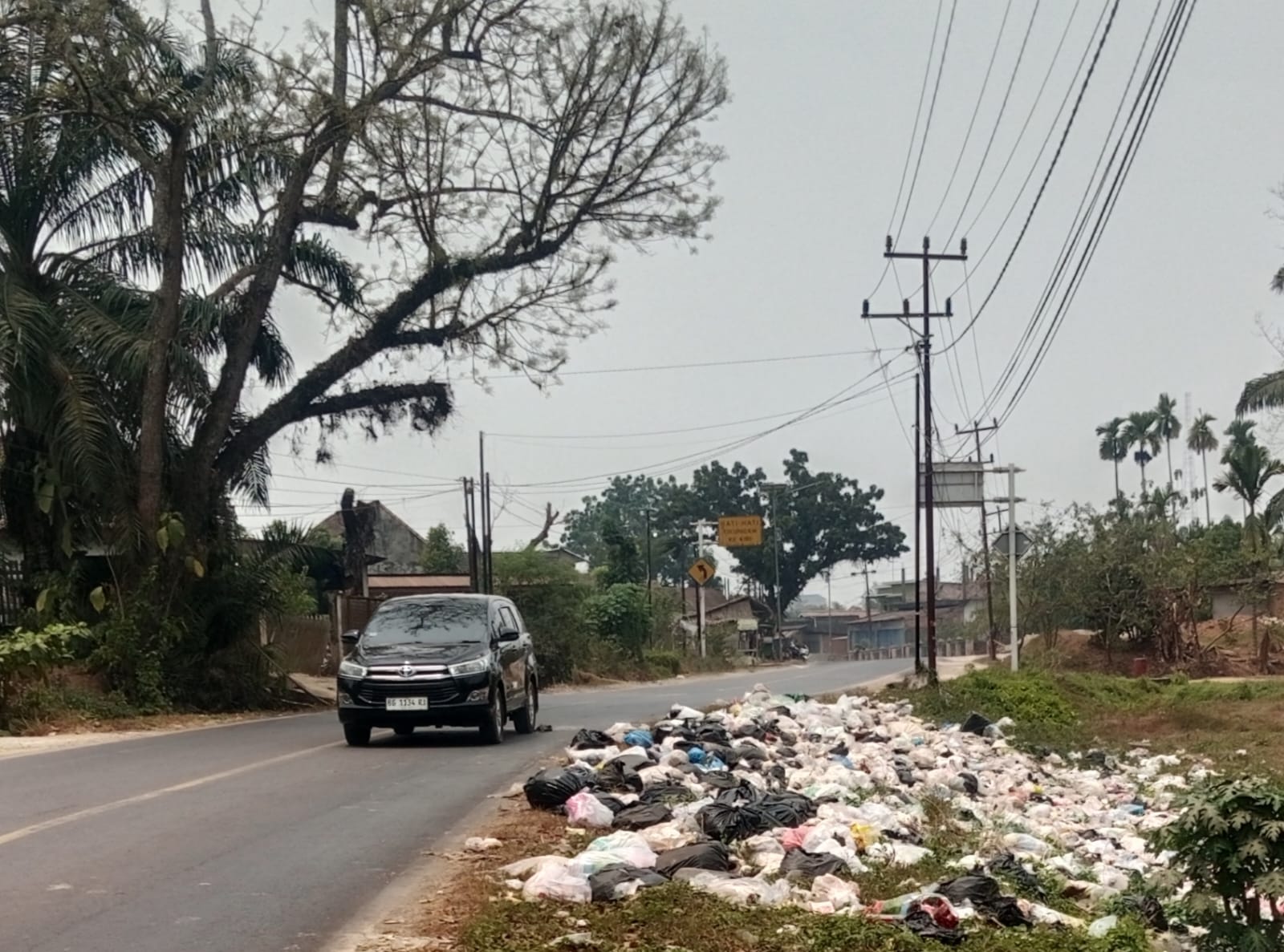 Sampah Menumpuk di Simpang Kapuk, Warga Sebut DLH dan Pemerintah Kecamatan Gagal Jalankan Program Bupati