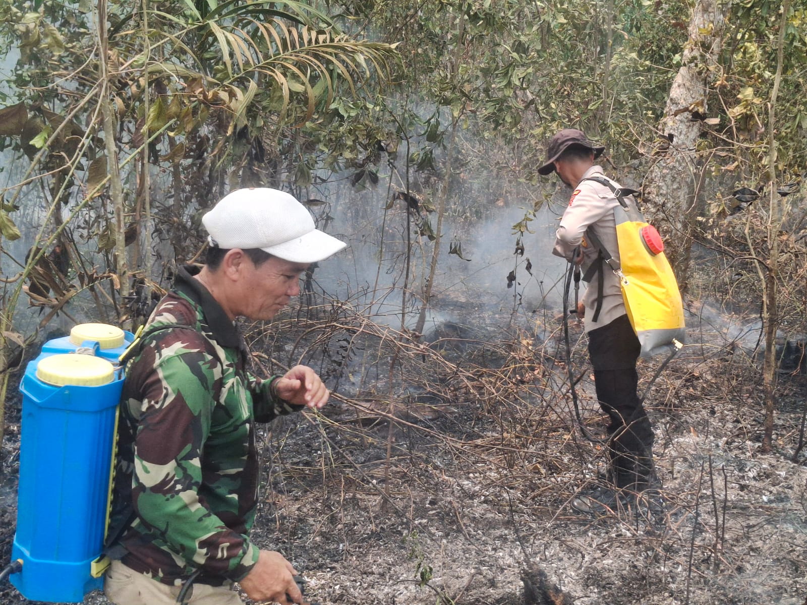 Respons Cepat Pengaduan Warga, Polsek Rantau Bayur Bersama Masyarakat Padamkan Karhutla