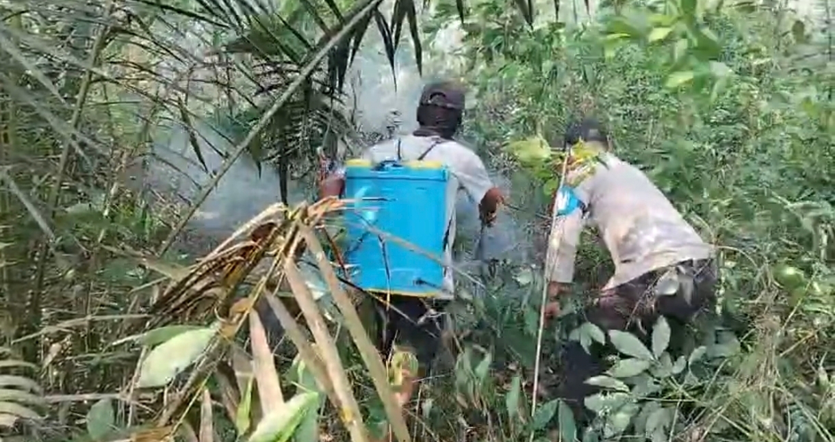Polsek Air Kumbang Bersama MPA Padamkan Hotspot di Desa Rimba Jaya
