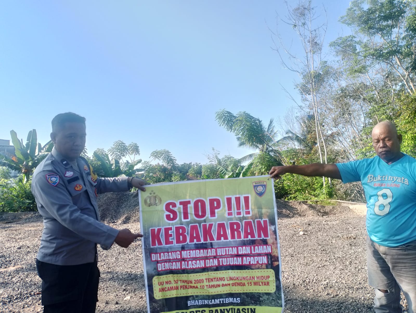Cegah Karhutla Jelang Musim Kemarau, Bhabinkamtibmas Polsek Betung Gelar Sosialisasi dan Pasang Spanduk di Desa Suka Mulya