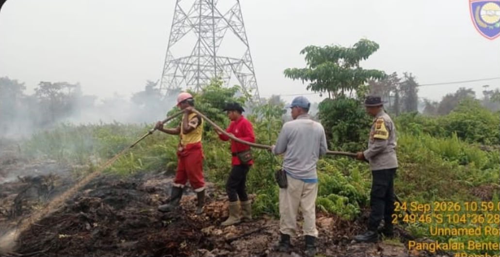 Personel Polsek Talang Kelapa Bergerak Cepat Lakukan Ground Check dan Padamkan Karhutla Seluas 3 Hektare di Sungai Rengit