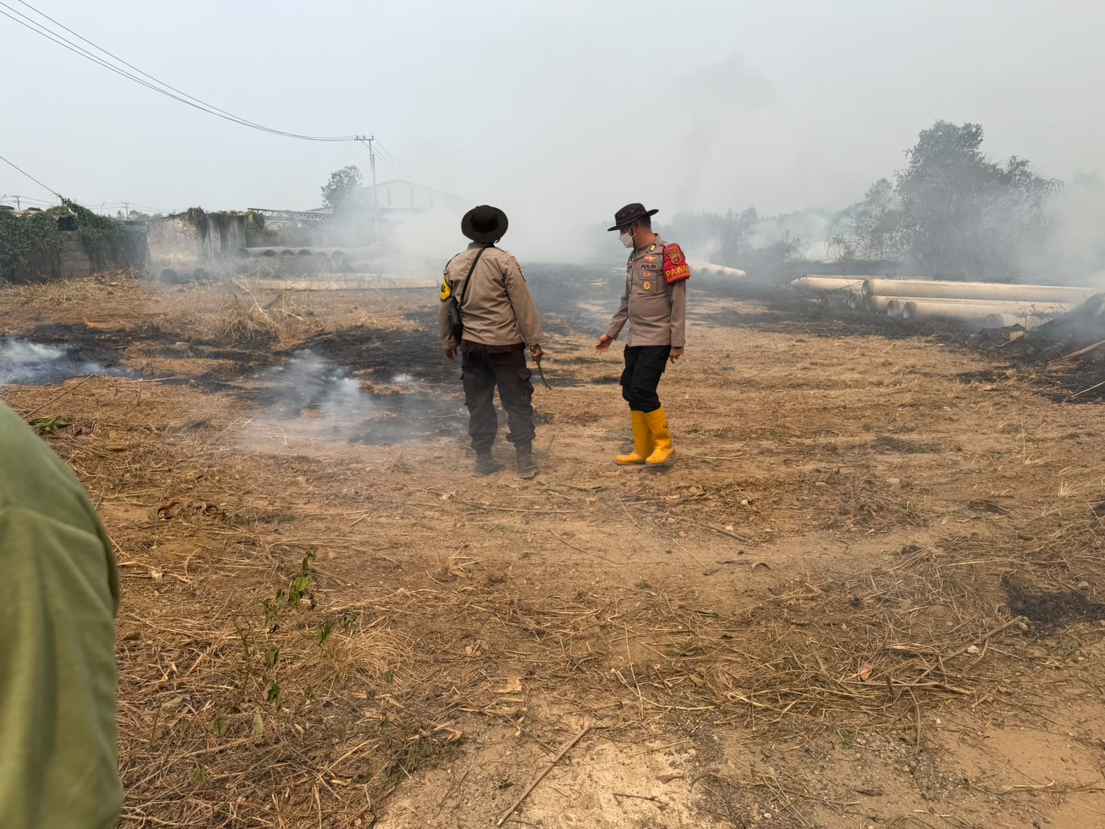 Respons Laporan 110, Polisi Bersama TNI dan BNPB Tangani Kebakaran Lahan di Gasing