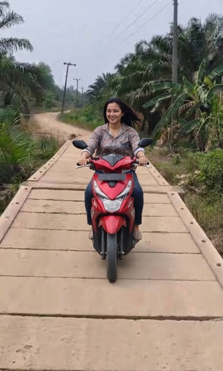 Kades Sumber Rejo Suparno, Meminta Warga Untuk Waspada Melintas Di Jembatan Penghubung Antar Desa Sumber Rejo Dengan Sumber Agung