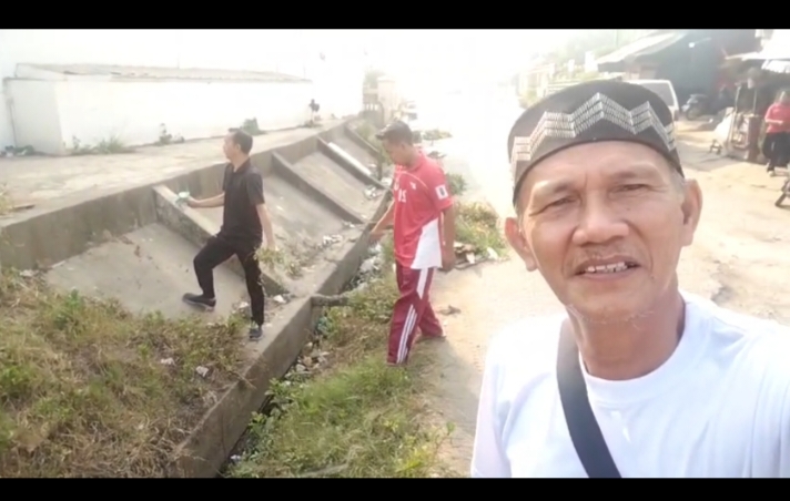 Aksi Jumat Bersih Pangkalan Balai: Lurah Amir Apriyan Bersama Daeng Edi Patra dan Warga Kompak Gotong Royong