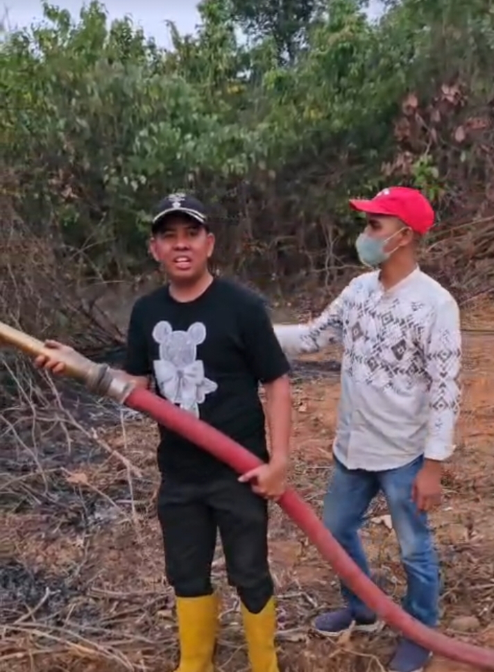 Lahan Warga Terbakar, Kades Biyuku Pandi Hardiansyah Turun Tangan Berjibaku Padamkan Api