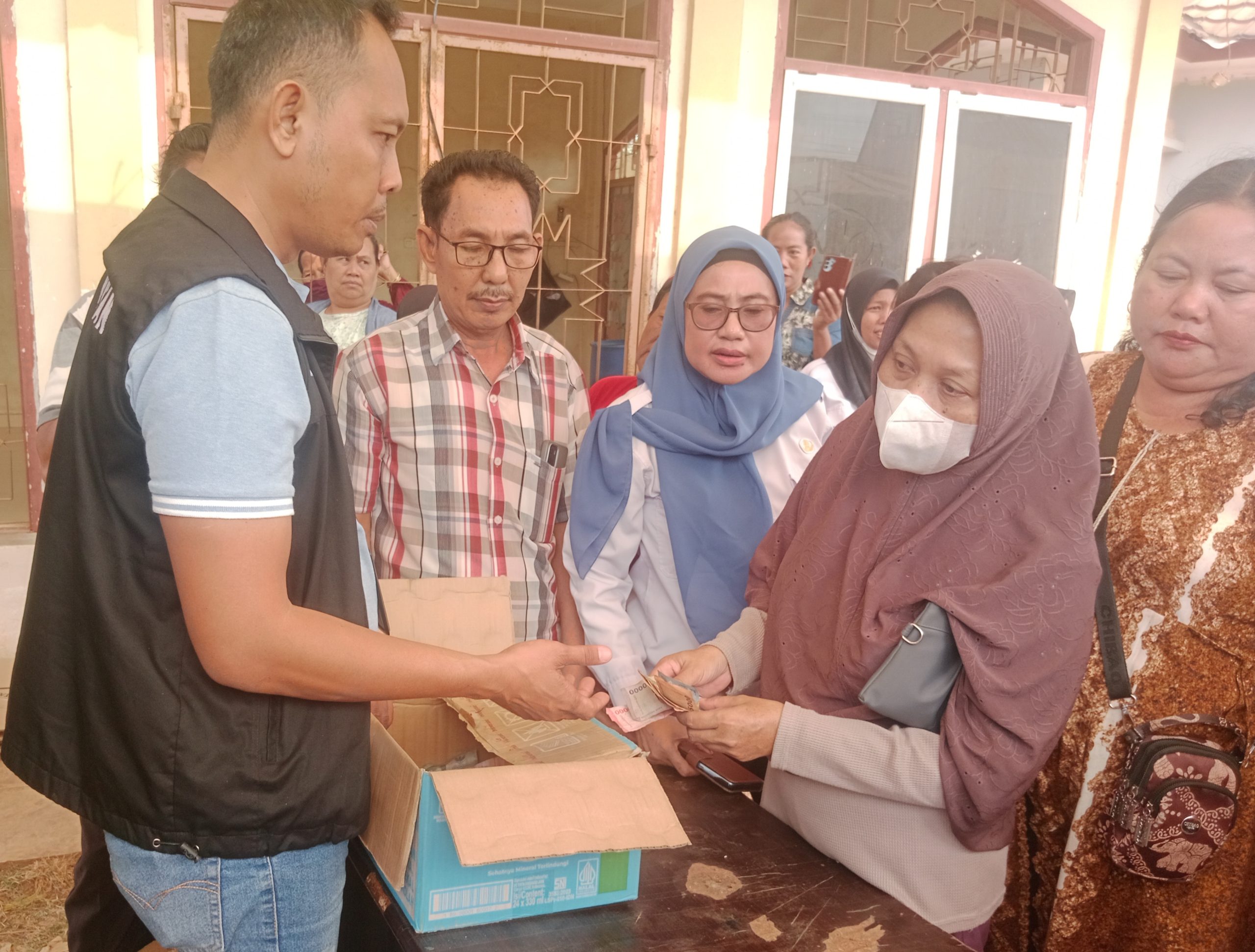 Irma Susanti Apresiasi Ratusan Warga Serbu Beras dan Minyak Goreng Murah Bulog di Pasar Pagi Betung