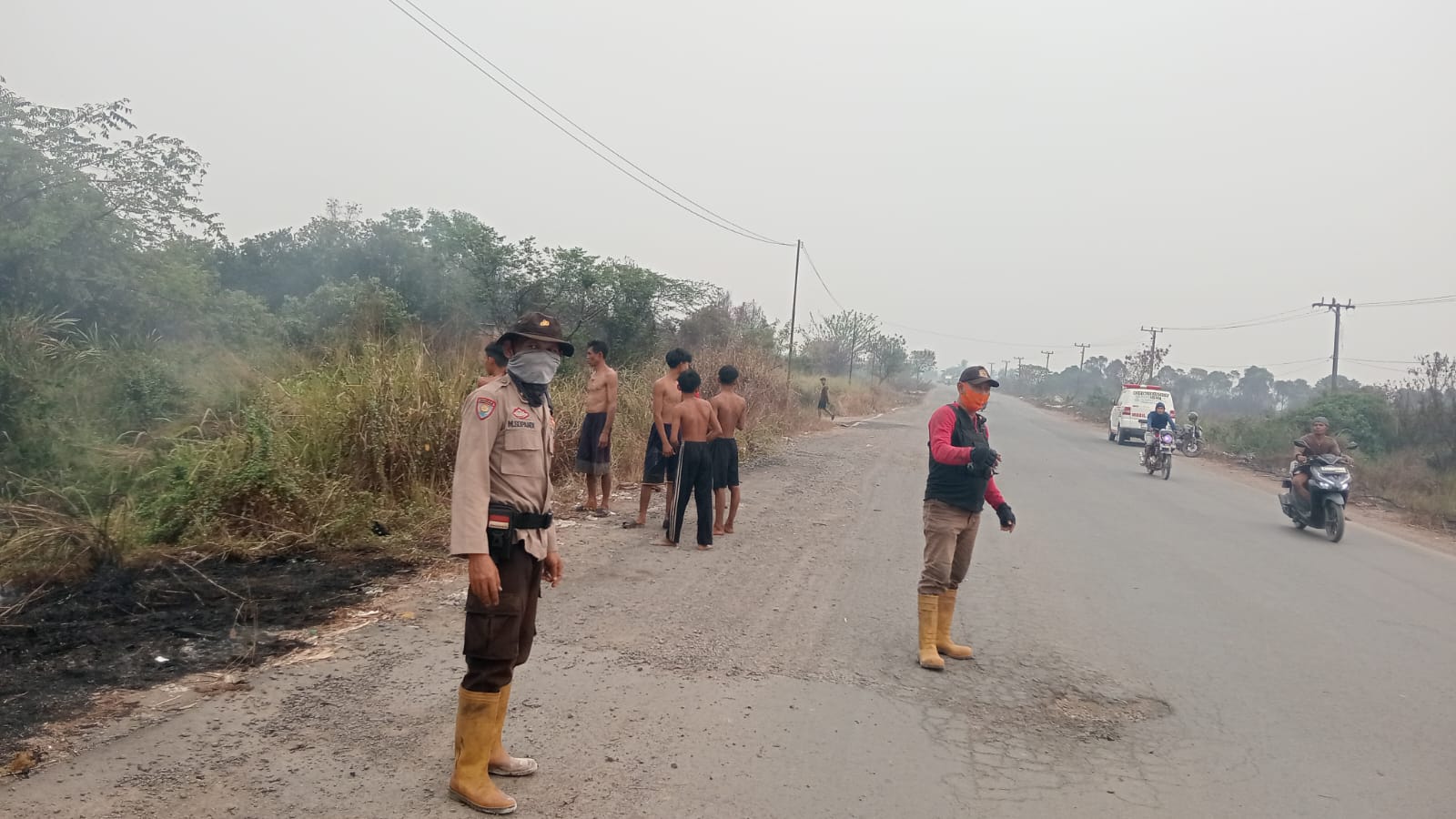 Respons Laporan Warga, Polisi dan MPA Padamkan Karhutla di Sungai Pinang