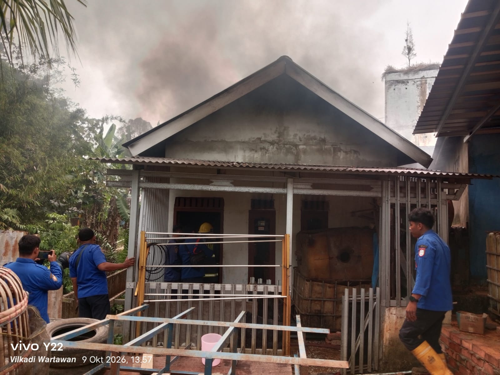 Gerak Cepat Damkar Betung Padamkan Kebakaran di Rimba Asam, Patut Diacungi Jempol