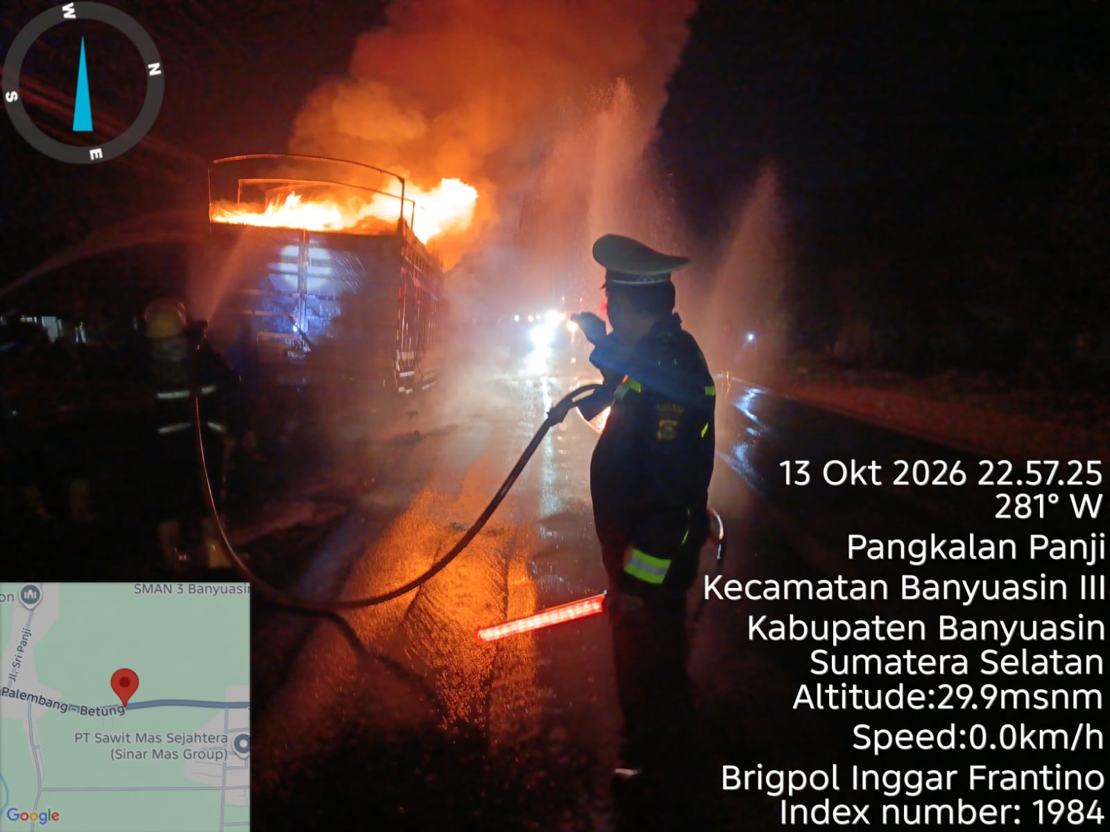 Truk Bermuatan Paket J&T Terbakar di Jalintim KM 37 Banyuasin, Polisi Lakukan Pengaturan Lalu Lintas
