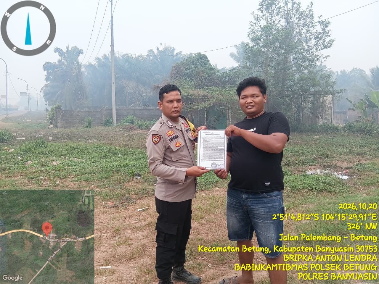 Cegah Karhutla, Bhabinkamtibmas Polsek Betung Sosialisasi dan Pasang Spanduk Imbauan di Desa Biyuku