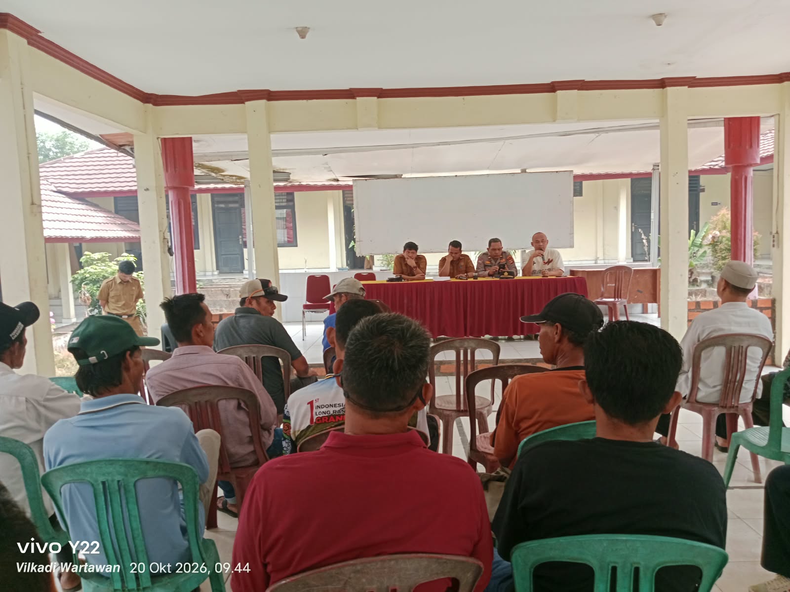 Mediasi Kesalahpahaman Pj Kades Bukit Makmur dan King Sape’i Berlangsung Kondusif di Kantor Camat Betung