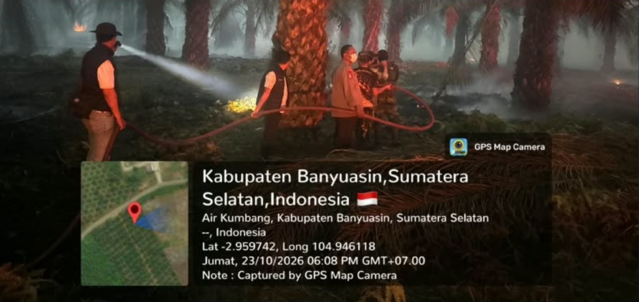 Polsek Banyuasin I Padamkan Kebakaran Lahan Sawit 1,5 Hektare di Desa Duren Ijo