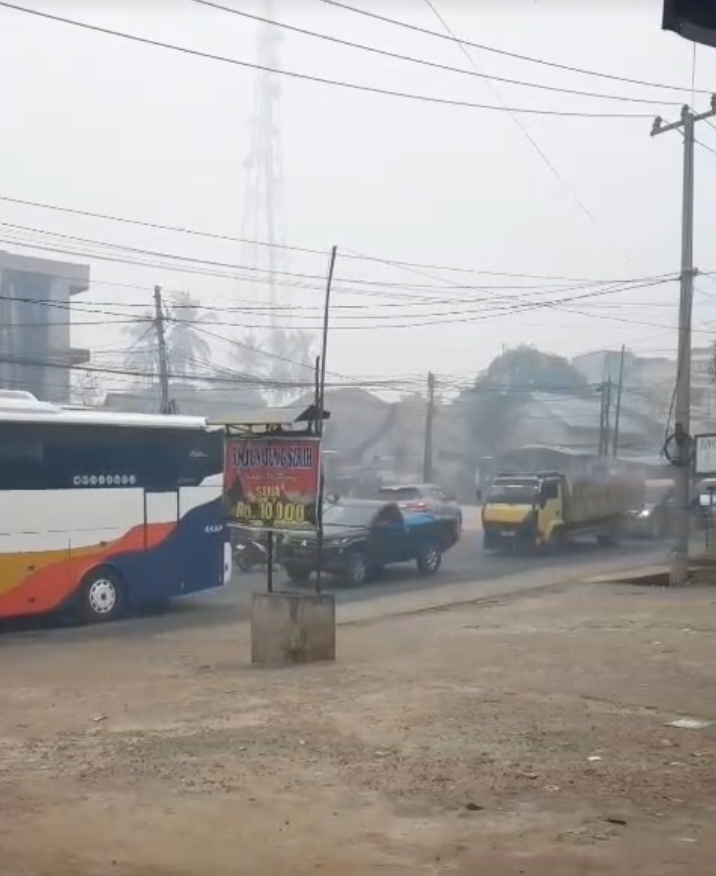Kabut Asap di Betung Kian Pekat, Iwan Variasi Keluhkan Gangguan Pernapasan dan Jarak Pandang