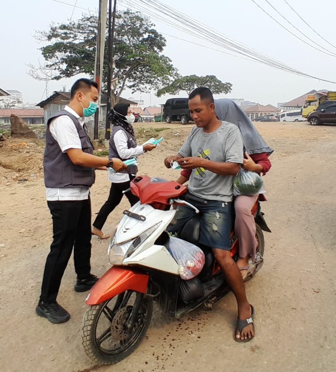 Asep Darda Pangguna Pimpin Tim Medis Puskesmas Betung Kota Bagikan Masker Gratis dan Siapkan Posko Kesehatan Di Desa